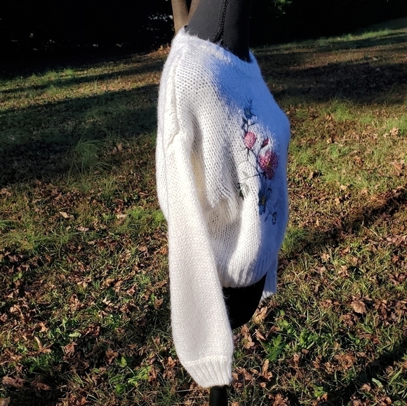 𝅺White sweater with embroidered flower design NEW small - Picture 2 of 6